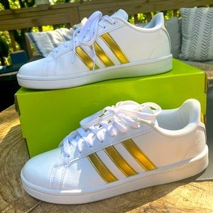 Women’s Size 8 Adidas Neo - White w/ Gold Stripes